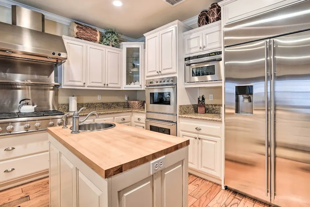 Huge Lake Arrowhead Home w/ 3 Decks & Grill!
