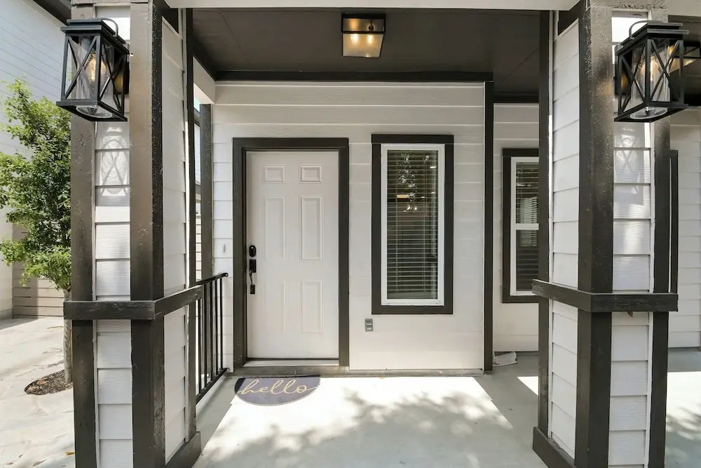 Private Townhouse: Close to Everything