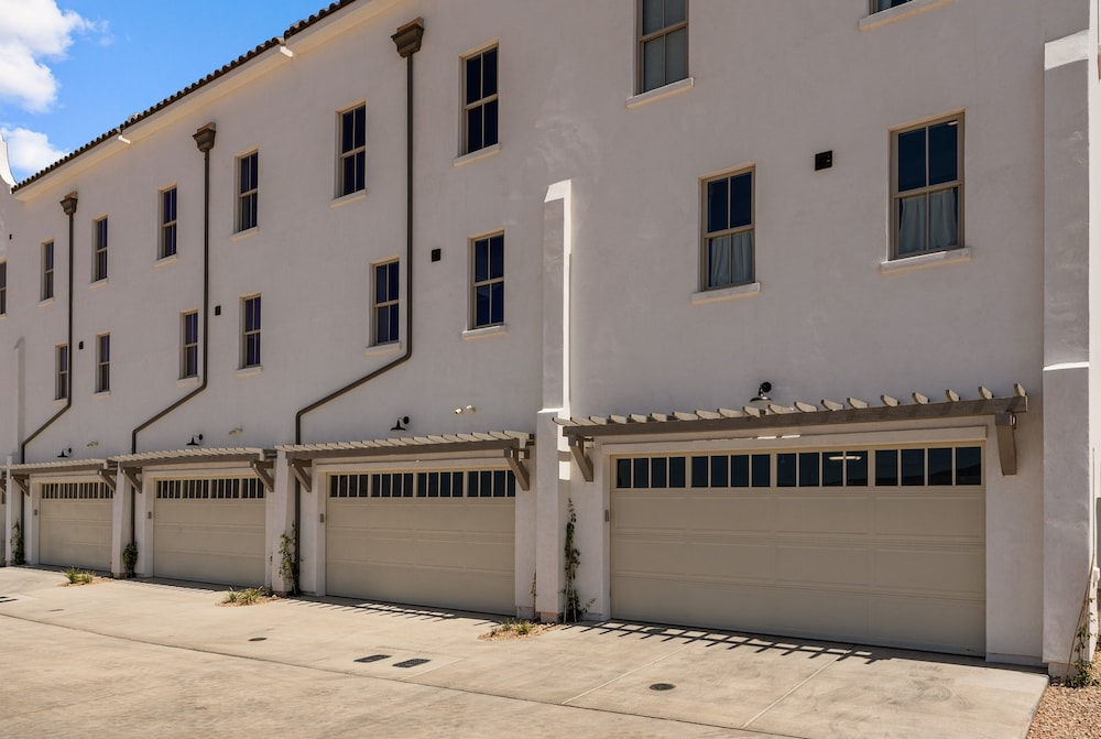 Alys At Desert Color 4 Bedroom Townhouse
