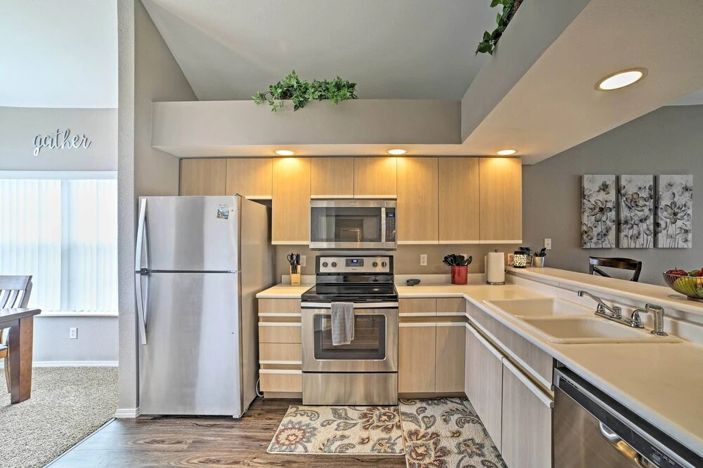 3 Mi to 76 Strip: Condo w/ Hot Tub Access!