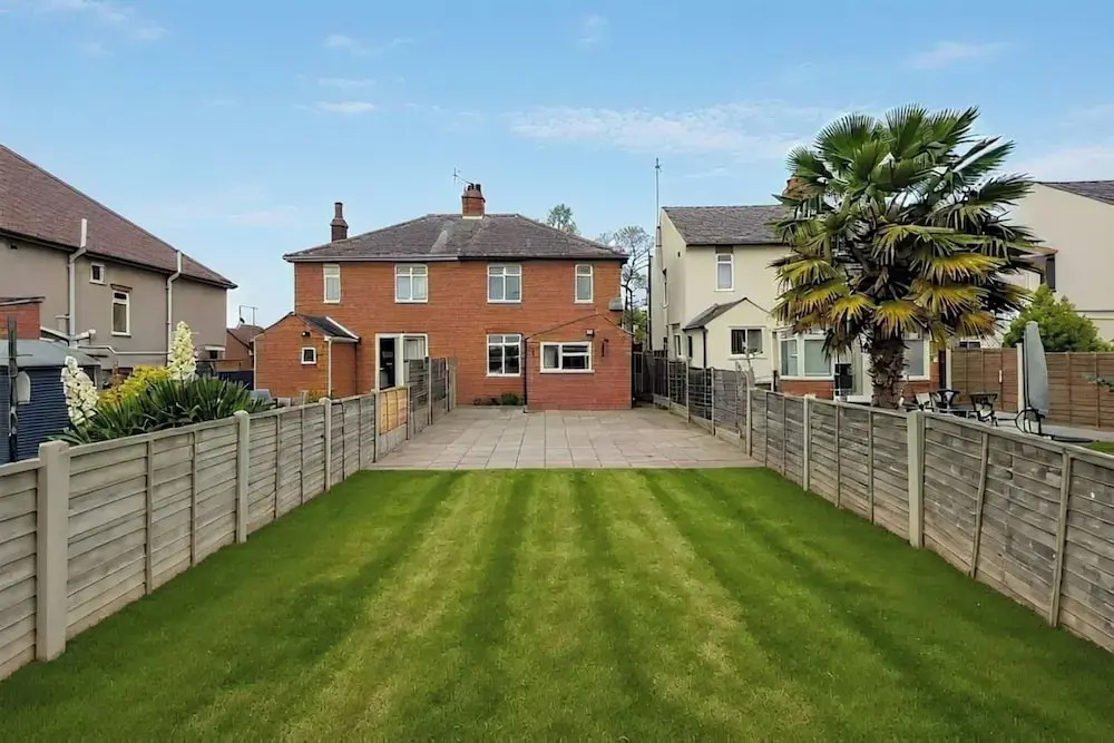 House - Sleeps 10 - Parking - Garden