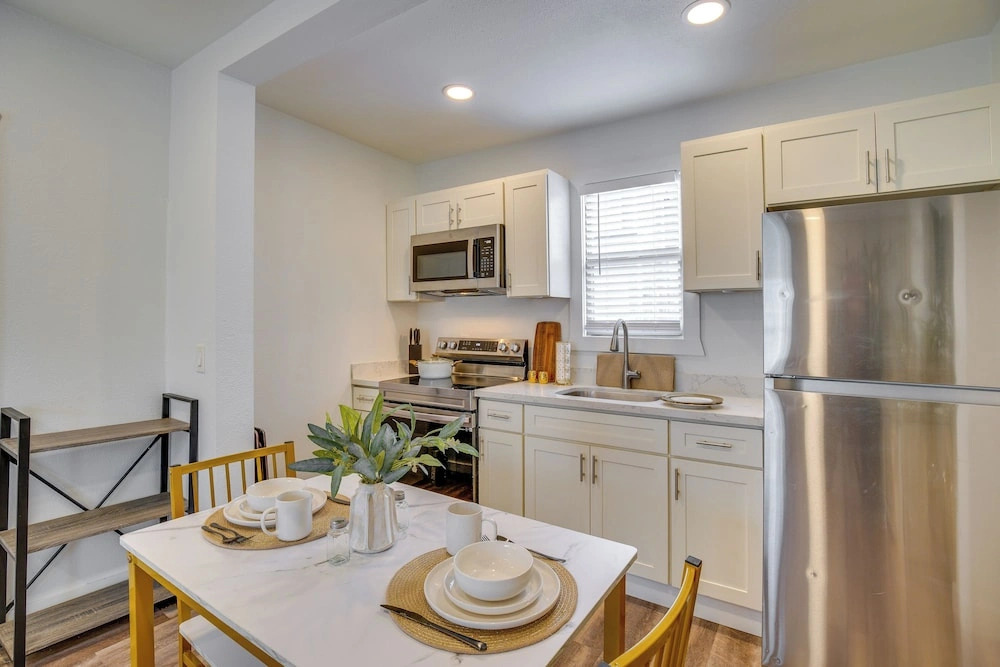 Gateway to Downtown Tacoma! Sleek Couples Condo