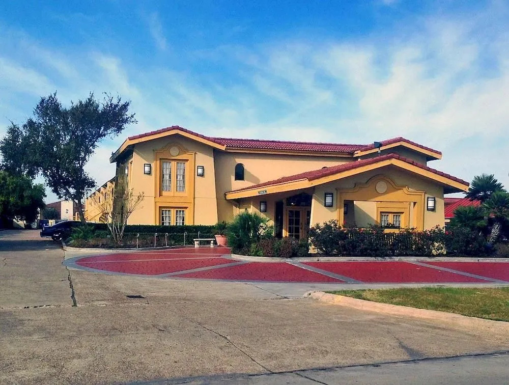 Days Inn & Suites by Wyndham Texas City - Galveston Area