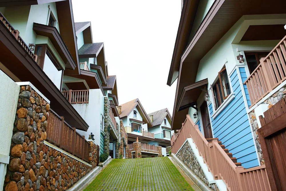 Exclusive Village Home Near Country Club, 18 pax