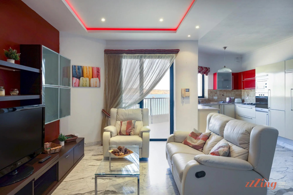 Seafront 2 Bedroom Apartment Overlooking Bay