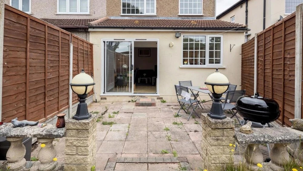 Impeccable 4-bed Apartment in Hornchurch