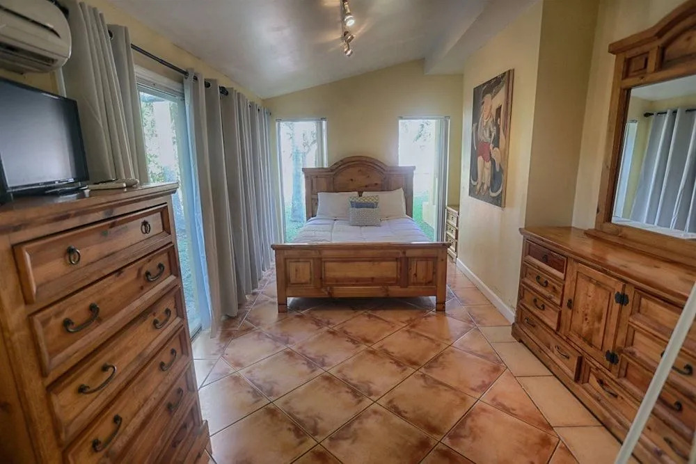 Spacious & Conveniently Located Miami Airport Home