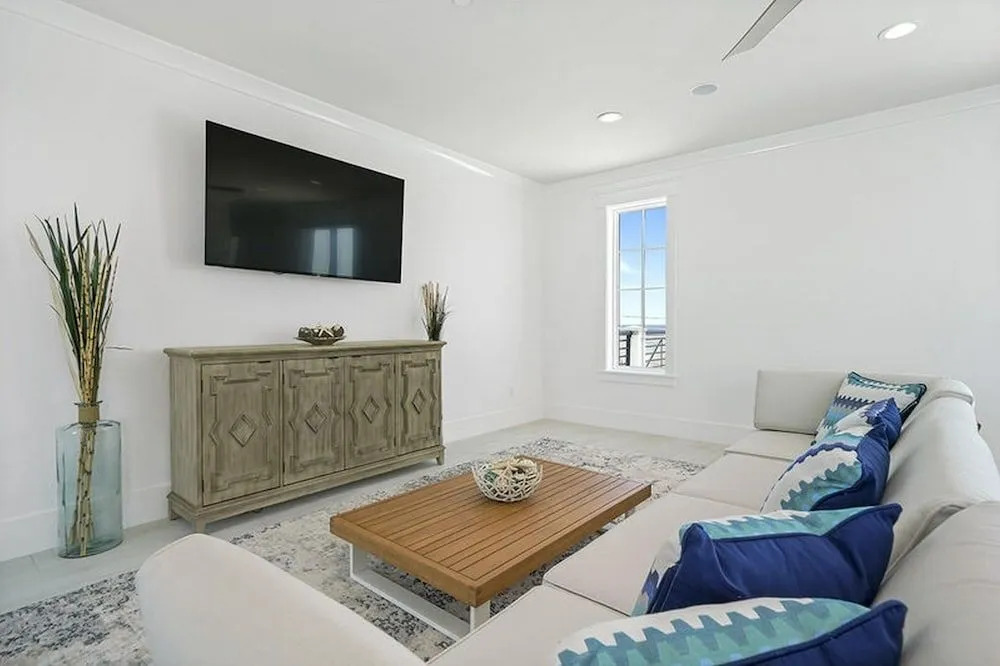 Mare Moderno by Bliss Beach Rentals