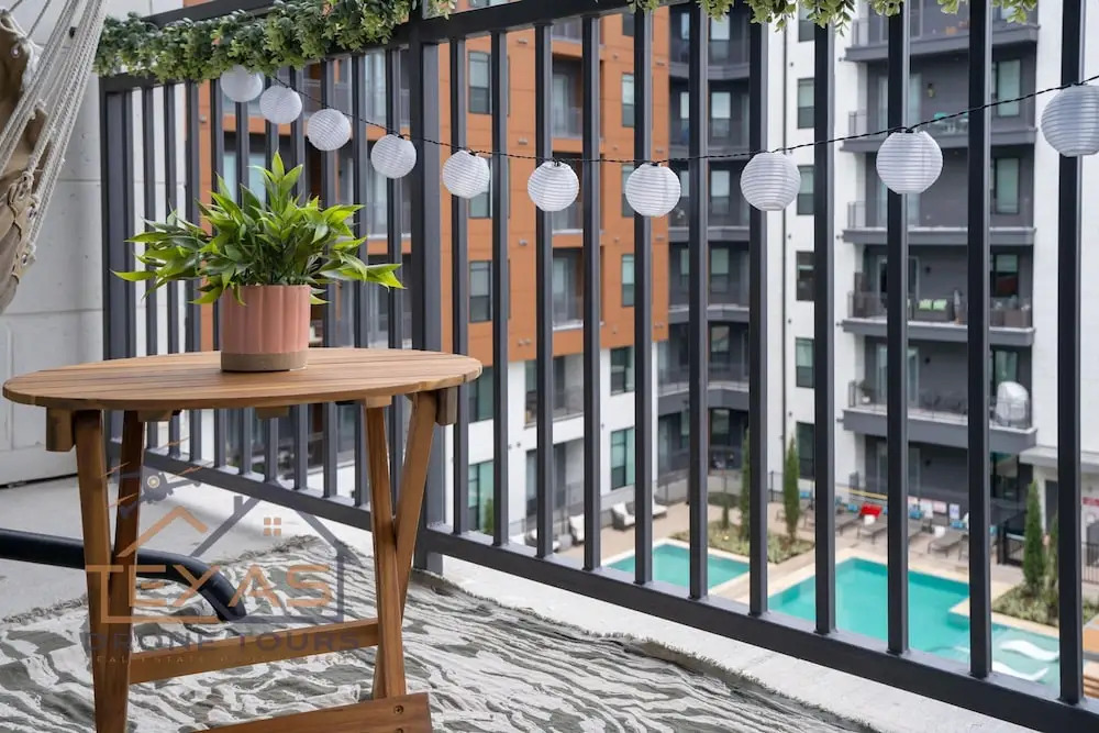 12min Downtown 6min Domain Pool Free Parking