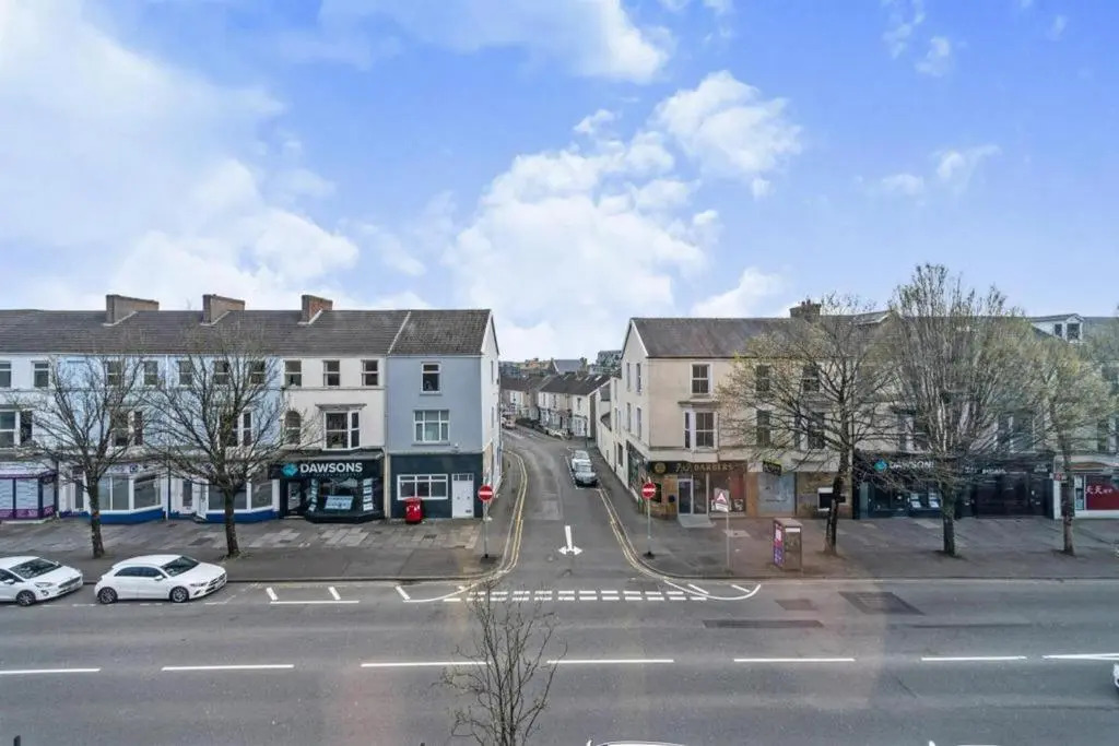 Simple & Sleek 1BD Flat Nice Views of Swansea Bay