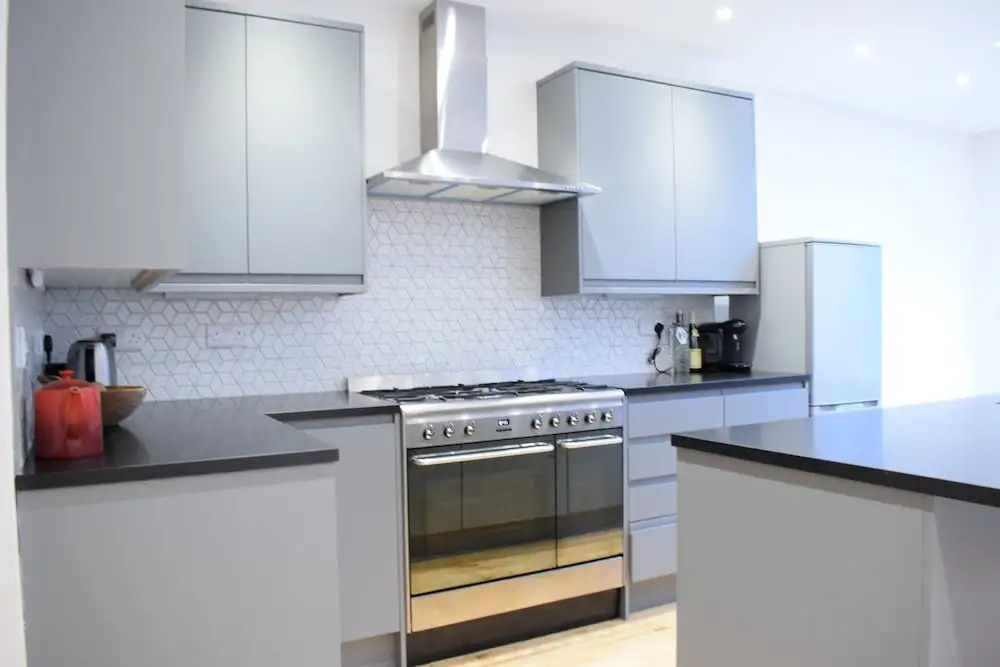 3 Bedroom Garden House in Earlsfield
