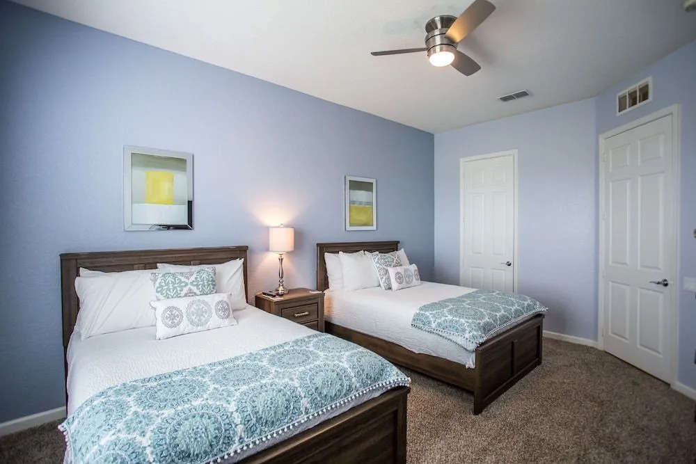 Altavista Lakeview 3 Bedroom Condo by RedAwning