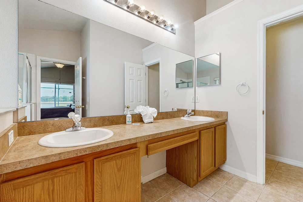 Big & Beautiful Home Close to Theme Parks W/fast Wifi, Private Patio & Pool + AC