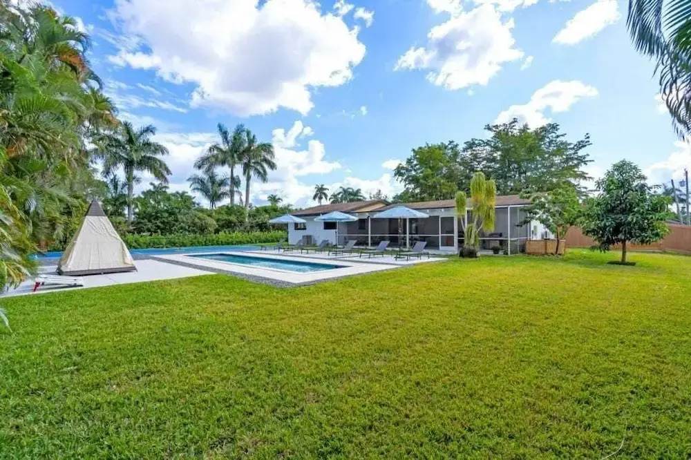 4br Biscayne River Home: Pool & Pickleball Fun 4 Bedroom Home