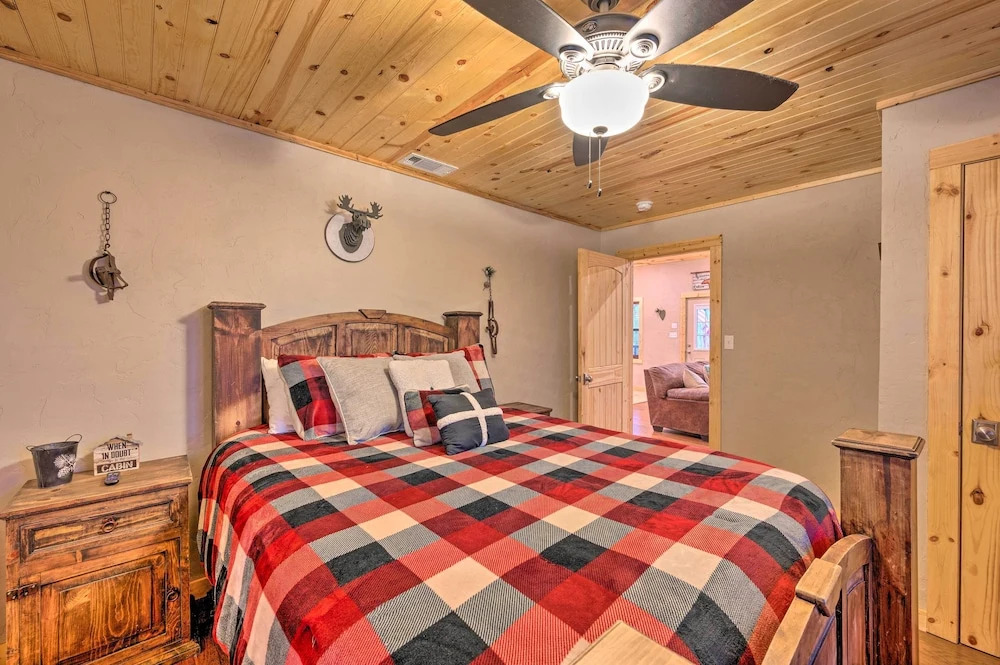 Cabin w/ Hot Tub & Grill - 6 Mi to Broken Bow Lake