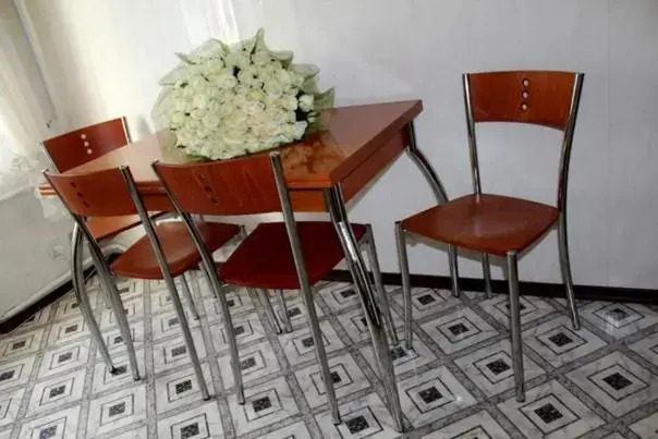 Apartment On Prospekt Kirova з окремими кімнатами та балконом