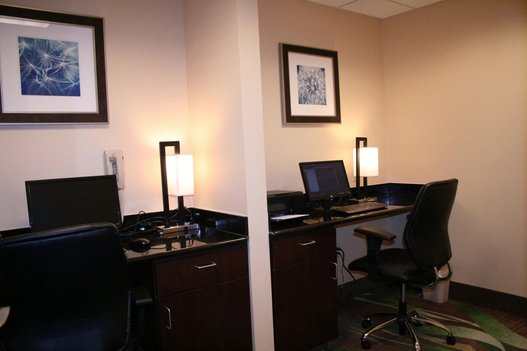 Holiday Inn Express Pratt by IHG