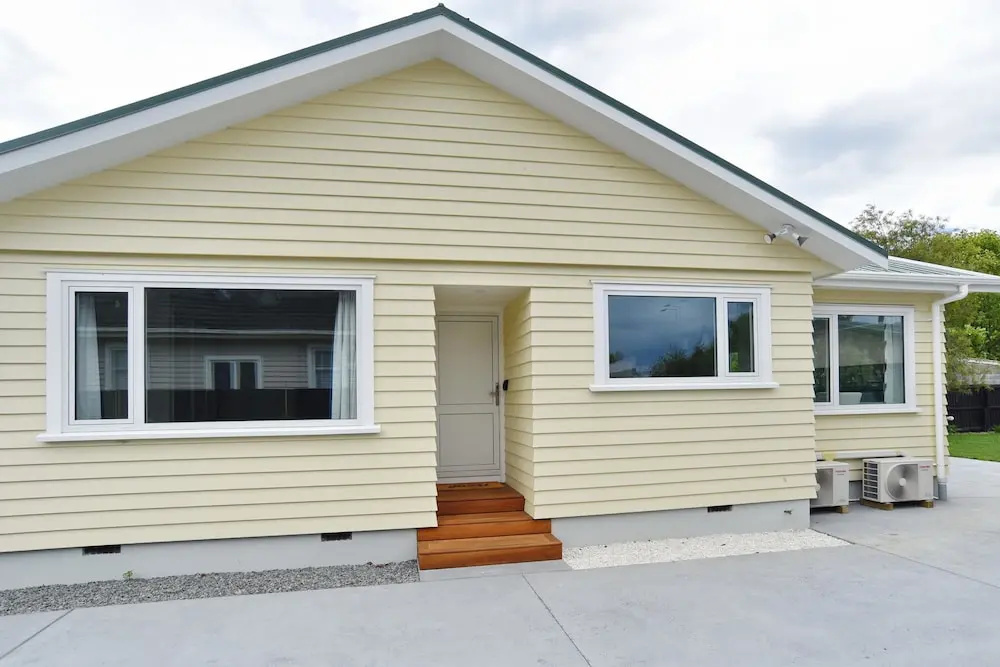 Room to spread out - fenced lawn, pets welcome - Weston Villa