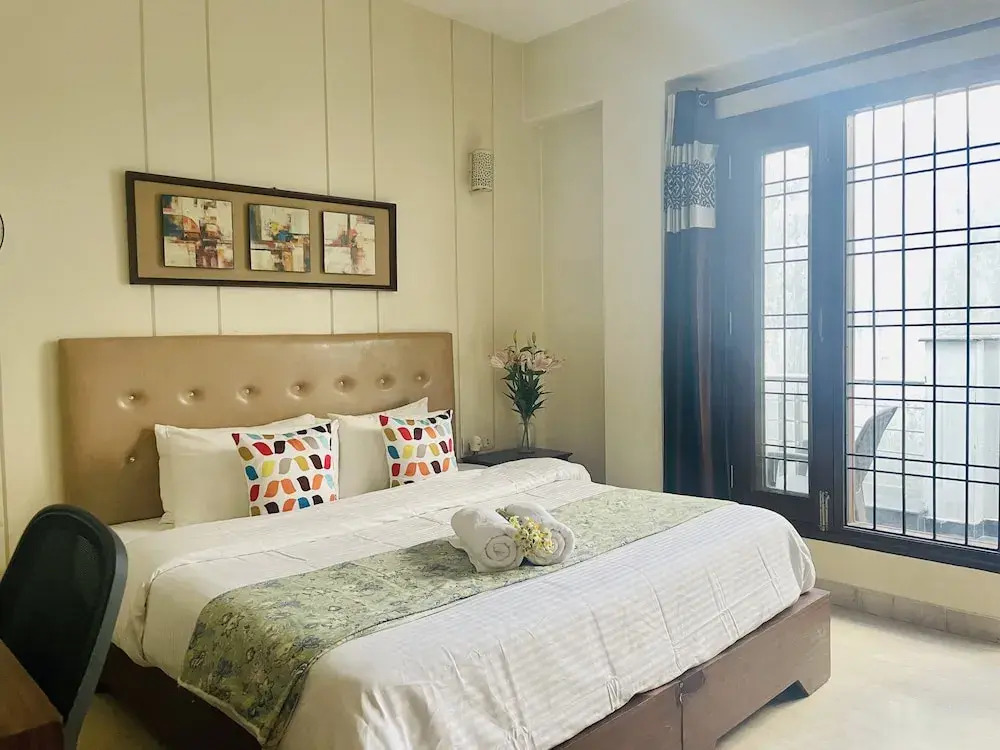 BluO 3BHK Golf course road with Balcony and Lift