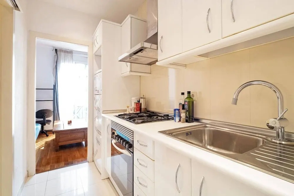Lovely 2bed W/balcony in City Center, Near Metro