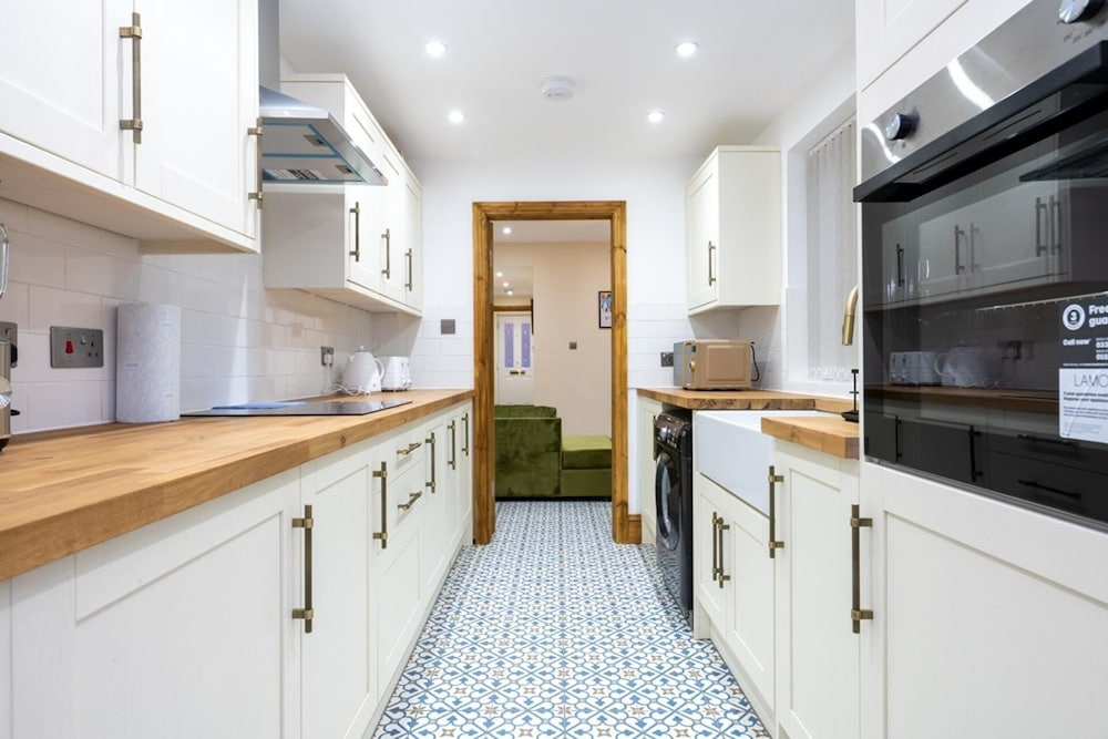 Tranquil Stoke-on-trent 4bed, 2 Bath, Parking