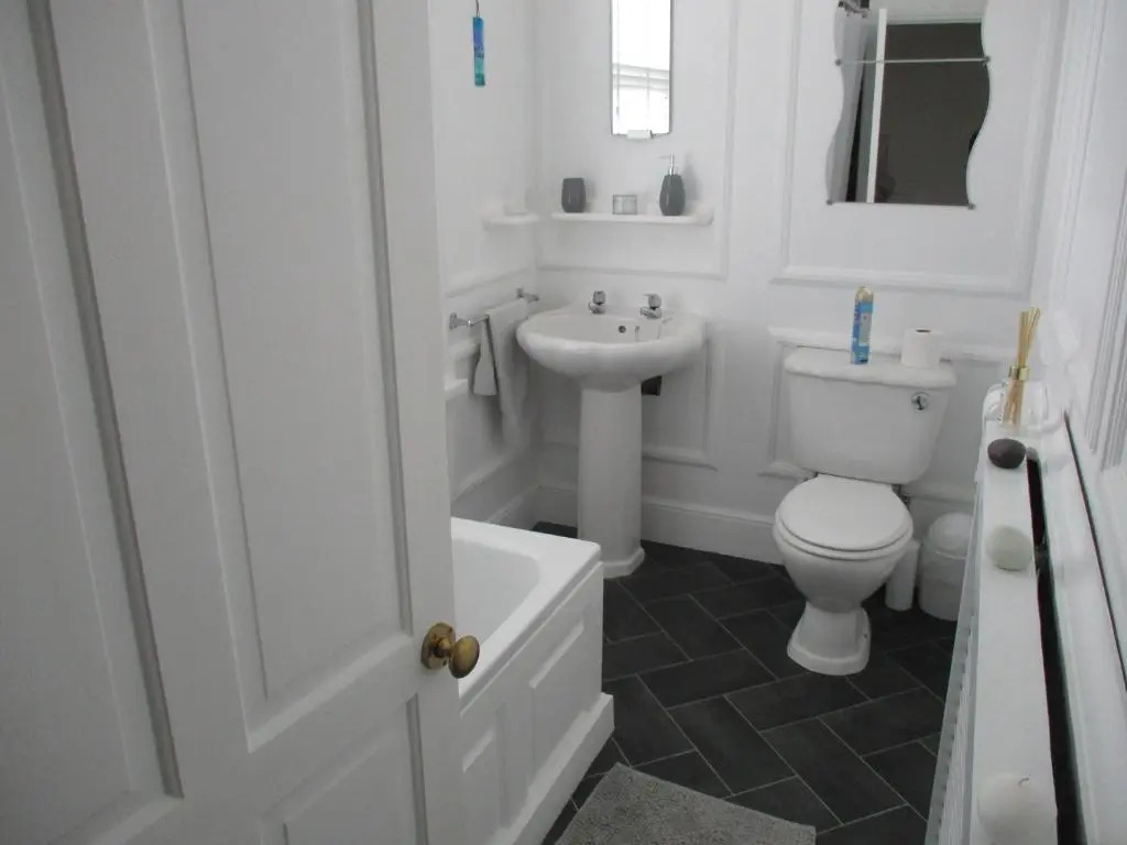 3 Bed Flat - Sleeps 5 - Garden - Parking - Wifi