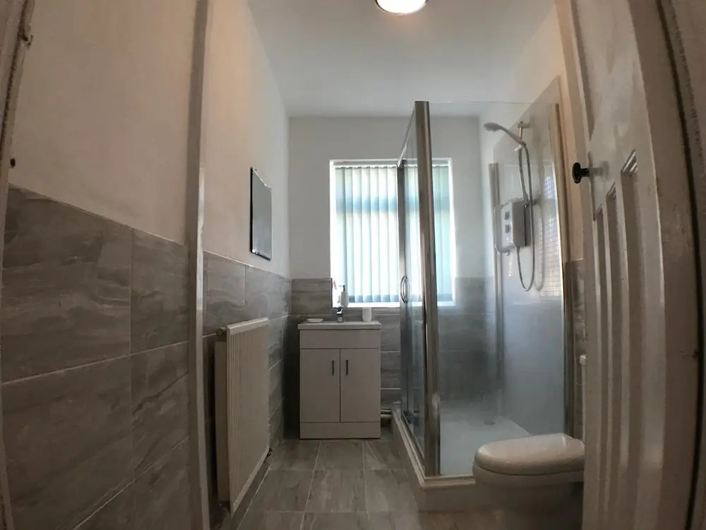 "Eastville Court Rhyl" by Greenstay Serviced Accommodation - A Cosy 2 Bedroom Bungalow with Parking, Dog Friendly, Close To Beaches, Shops & Restaurants - Ideal for Families, Friends, Couples & Business Travellers
