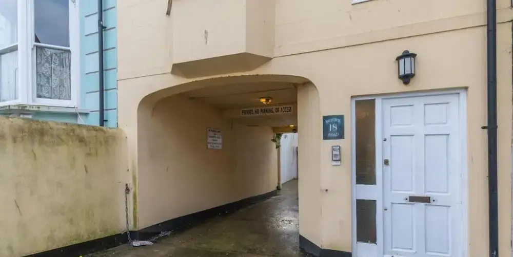 Seabright Townhouse- Super Stylish House- Parking for one Car- Sleeps up to 12