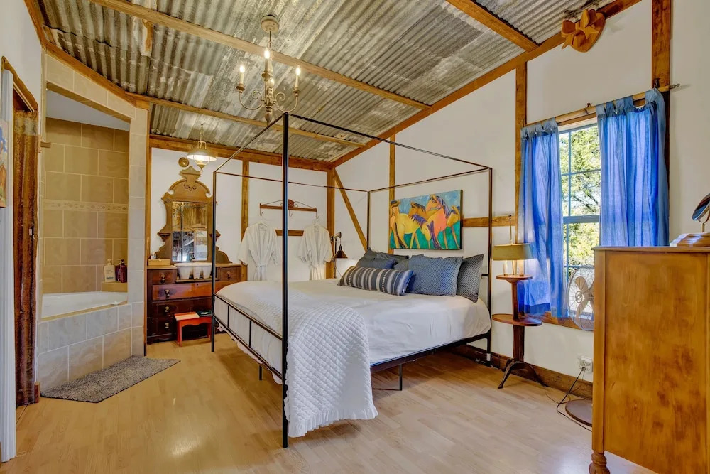 New! Gorgeous Hill Country Cabin Just Minutes From Main St!