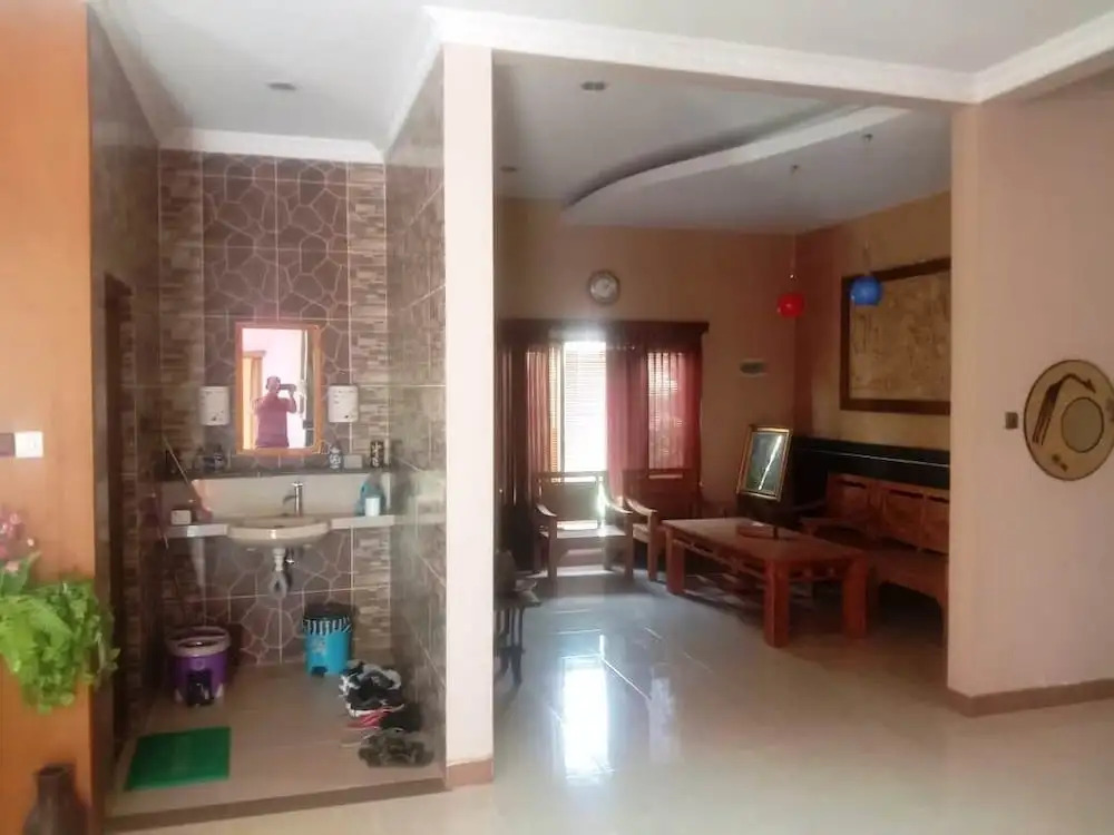 A Very Nice Cozy Family Home With 2 Floors, Fully Furnished.