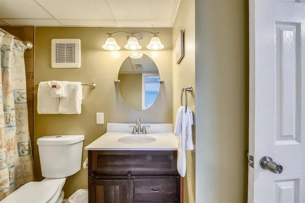 Sugar Beach A6-Lovely 4 bedroom 3 bath Condo. Sleeps 11. Free Beach Chairs 2021! 4 Condo by RedAwning