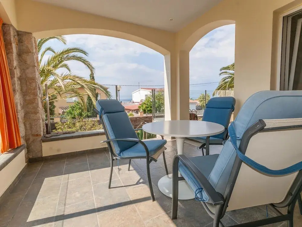 Fantastic Large Holiday Home With Pool for 8 People in Rosas