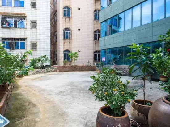 Fanhua Hotel (Zhanjiang World Trade Building No.5 Middle School)