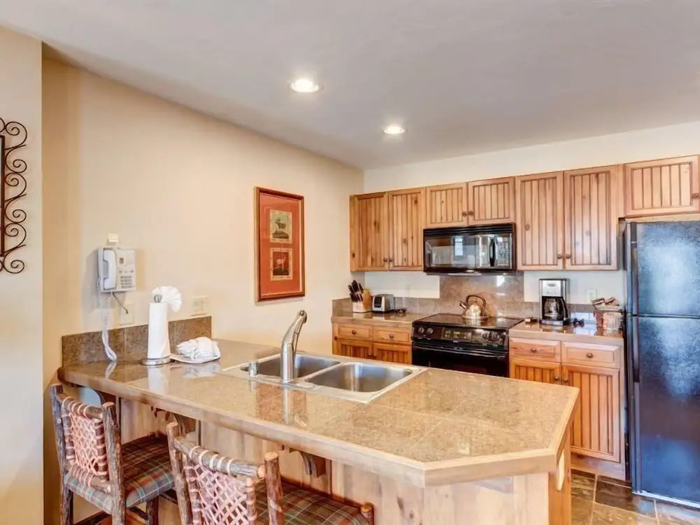 Luxury 1 Bedroom Mountain Vacation Rental in Breckenridge With Access to a Hot Tub and Heated Garage Parking