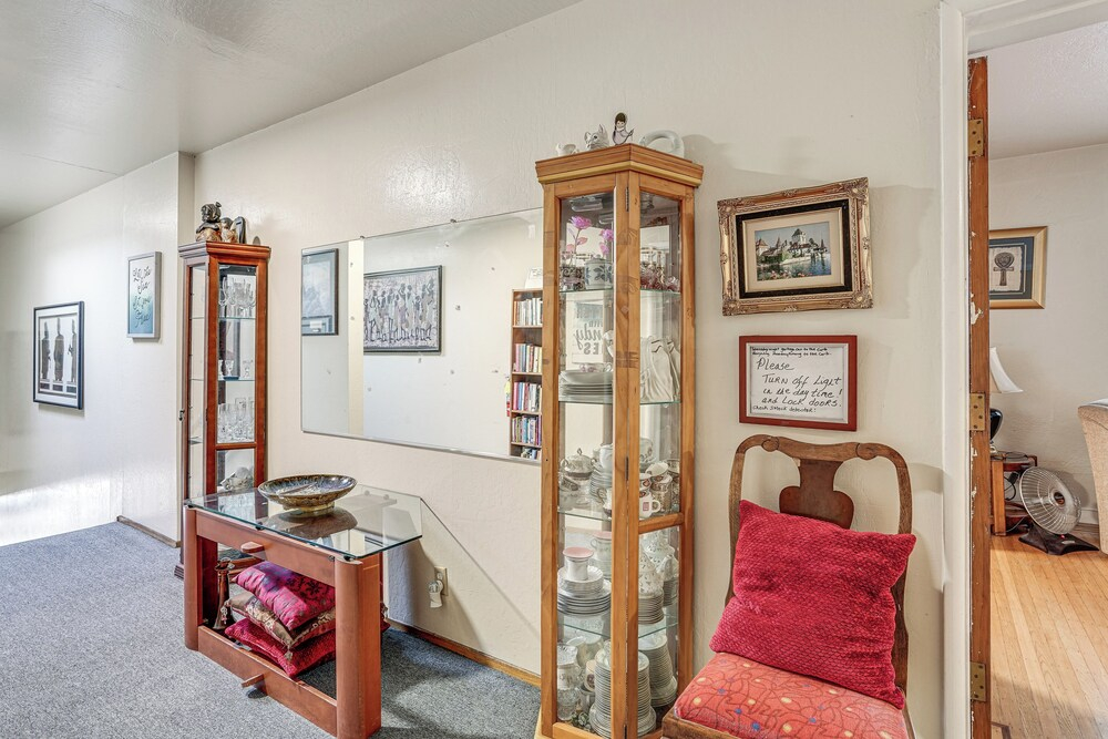 Walkable Dtwn Oakland Apt w/ Shared Rooftop!