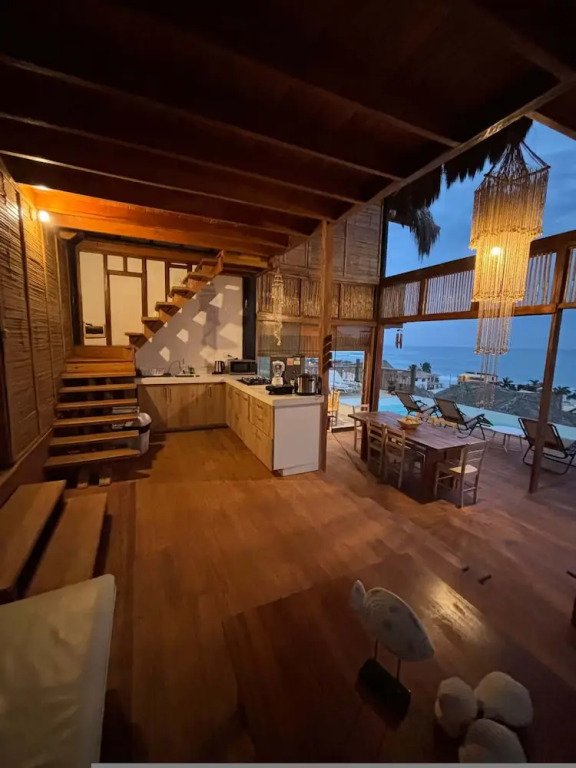 w Beachside 8BR Villa in Punta Veleros