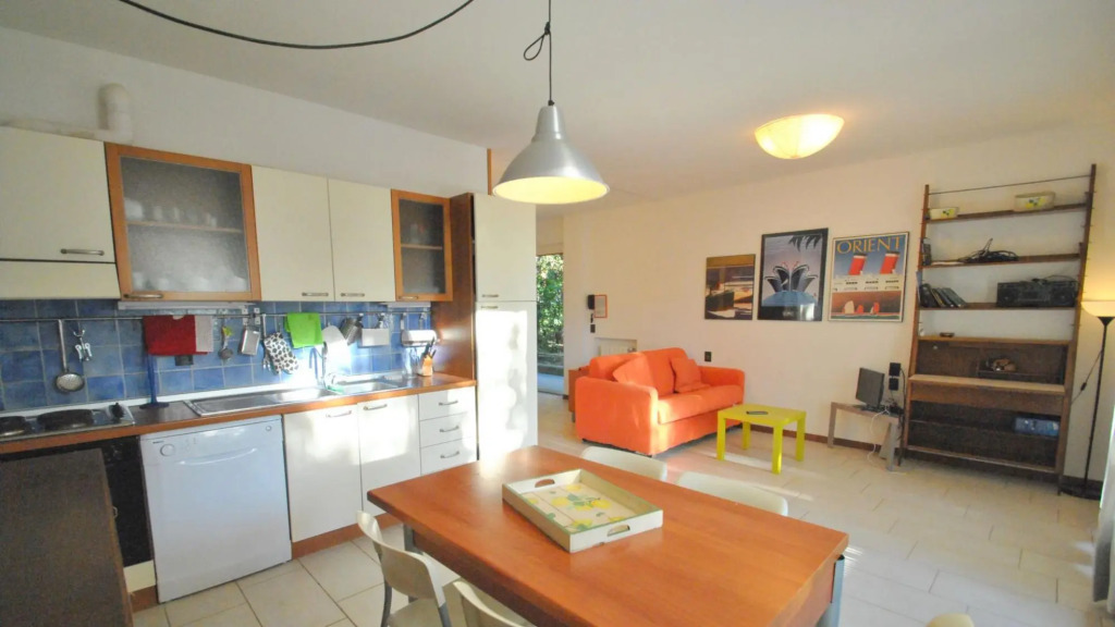 In vacation residence , 40 mt from the sea,apartment for 4-6 people, on the ground floor with a priv-villa marina int 2 Ostro