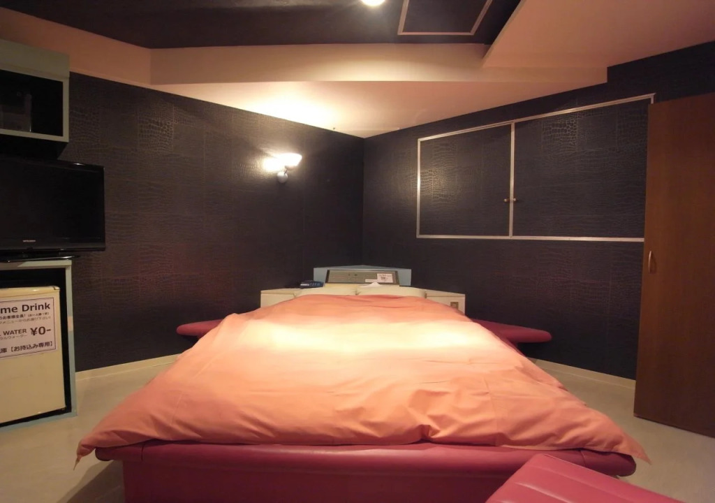 Hotel Tee (Adult Only)