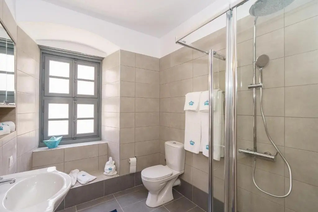 MyCrown Suite, Luxurious apartment with sea view located at the port of Hydra