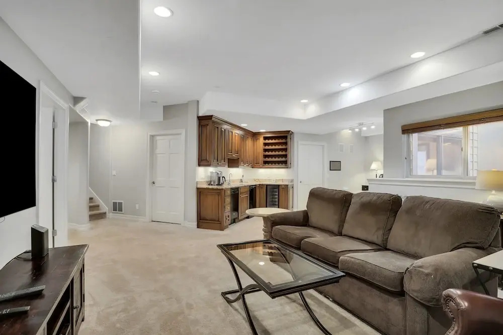 Luxury 4-Bedroom Home Close to Slopes with On-site Hot Tub 4 Home by RedAwning