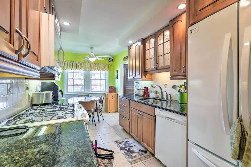 Townhome w/ Porch, 7 Mi to Lincoln Financial Field