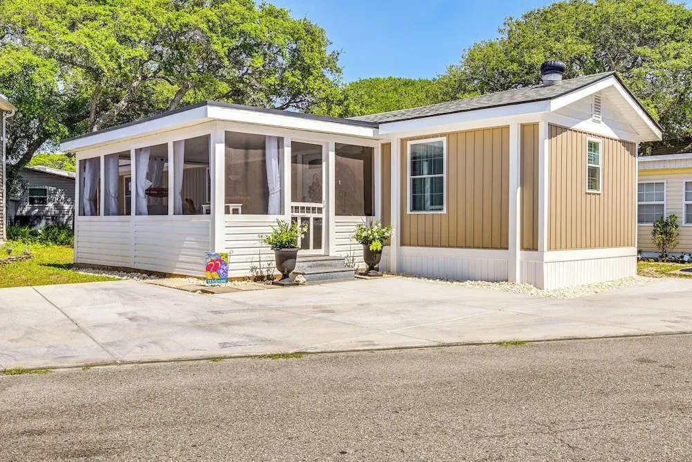 Walk to Ocean: Myrtle Beach Home w/ Screened Porch