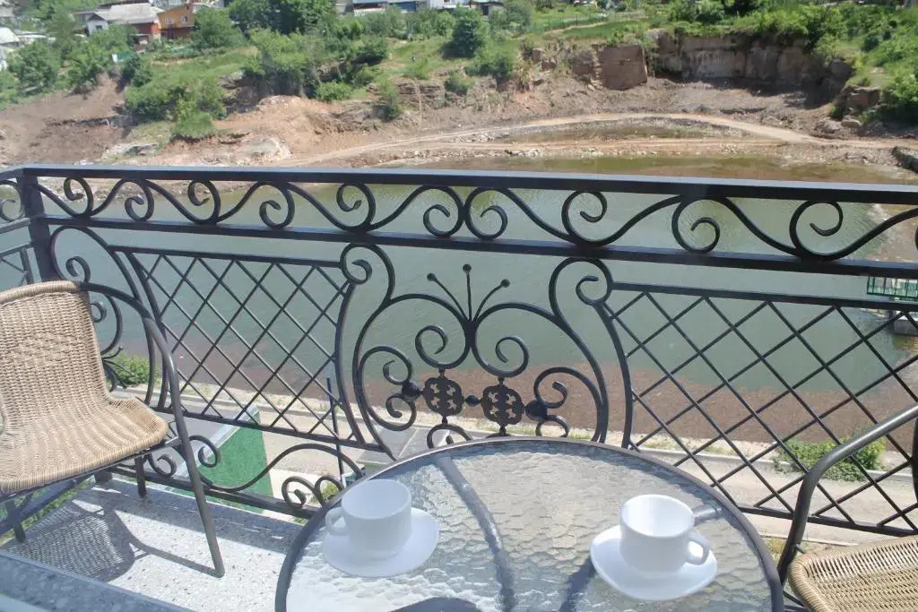 Готель River House
