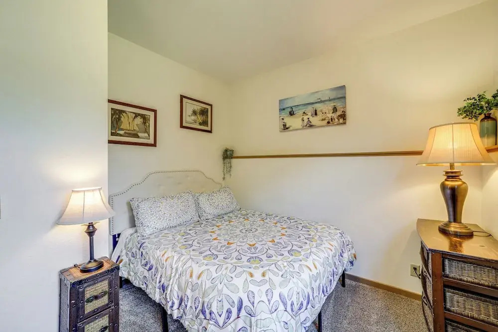 Modern Retreat w/ Hot Tub - Steps to Lake Chelan!