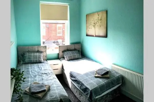 The Manchester Pad - 3BR Entire house with parking