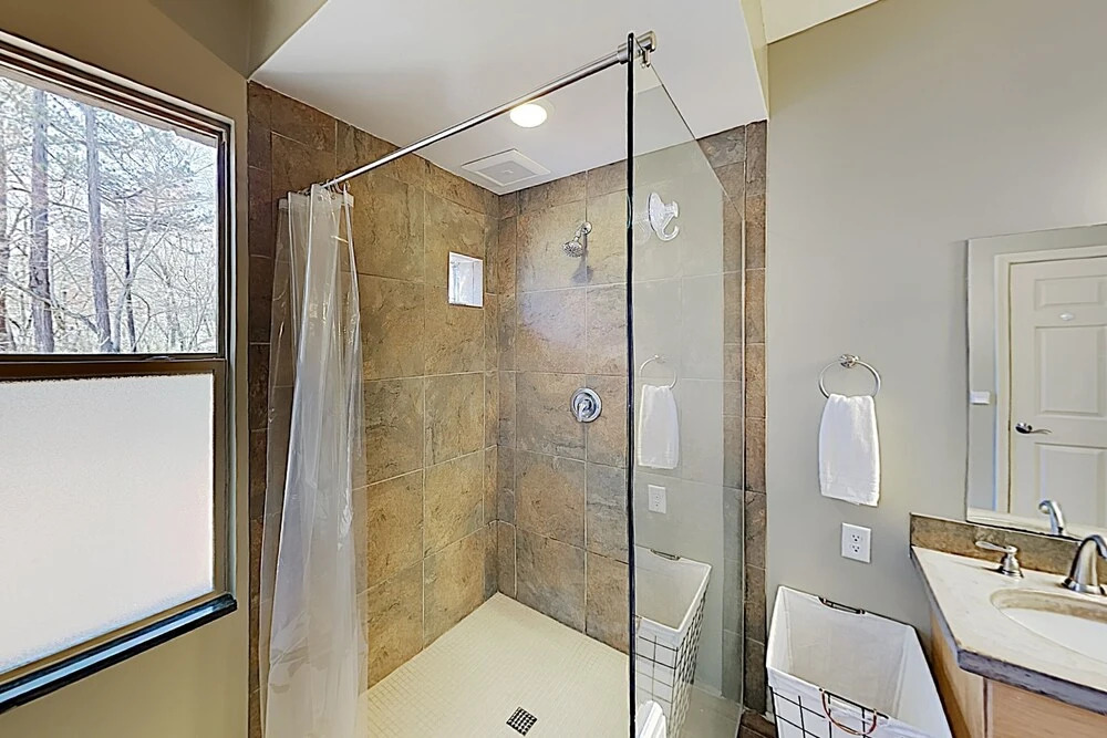 Custom Eco W/ Large Balcony, Walk Downtown 3 Bedroom Home