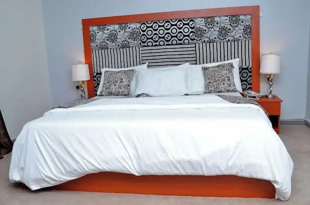 Royal Vantage Hotel and Suites
