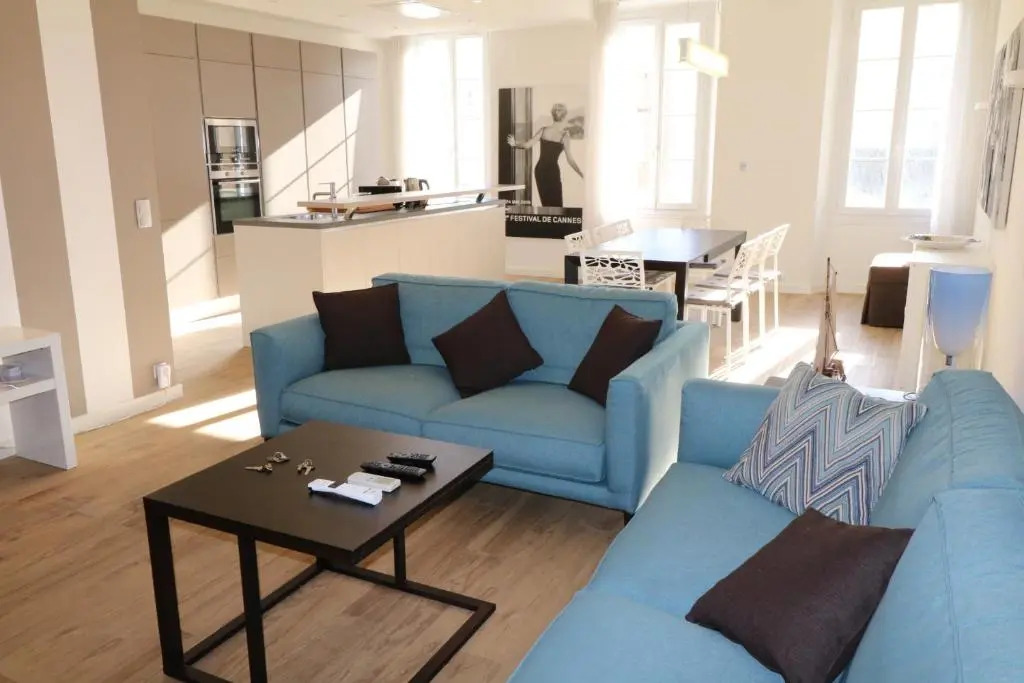 Luxury, central 3 bedroom, 3 bathrooms 5 mins from the Palais 410