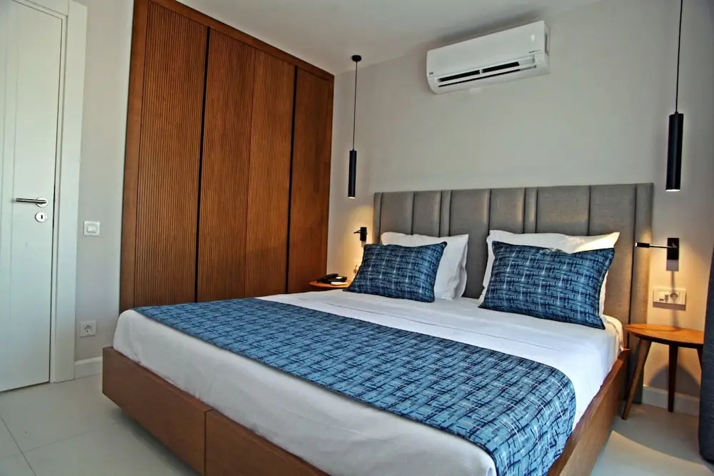 Queen Residence By Important Group Travel
