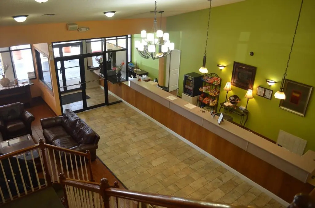 Summit Inn Hotel & Suites